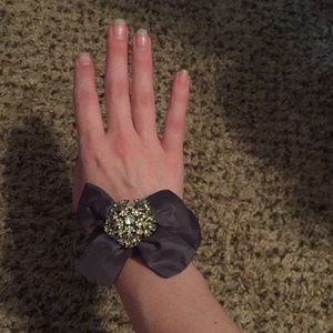 Gray bow bangle